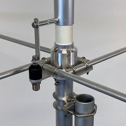 Sistema de anclaje con sujeción para cuatro radiales en la base de una antena GRAZIOLI G-MAX.